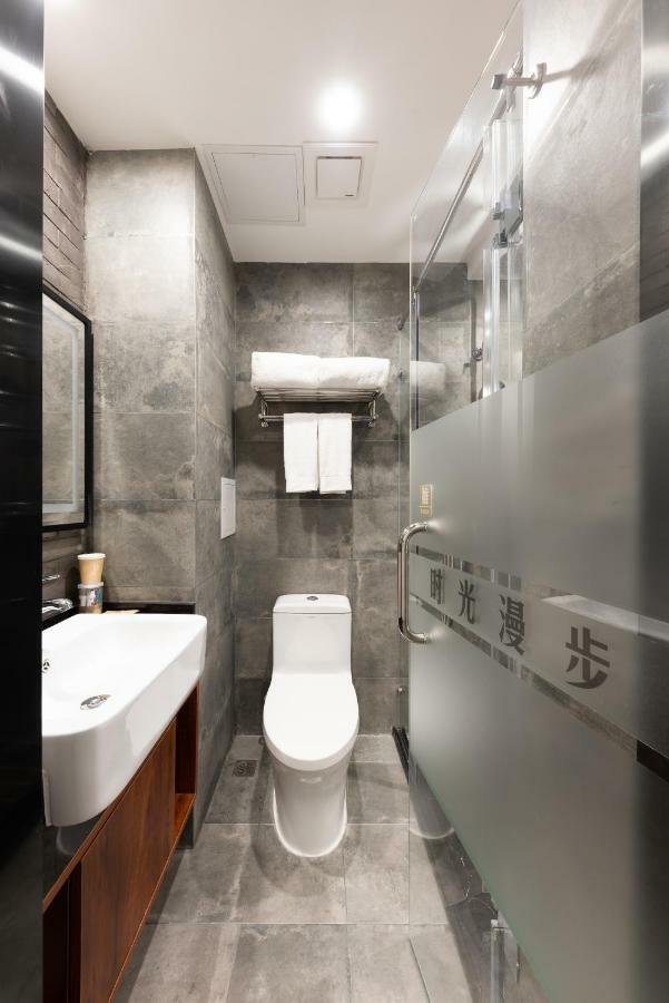 Nostalgia Hotel Near Prince Gong'S Mansion- Beihai Park, Tian'Anmen Square, Nanluoguxiang Hutong, Huguosi Hutong Snack Street, 5 Minutes Walk Away From Ping'Anli Subway Station, Free Ice Cream And Laundry Service,English Communication Well Peking Exterior foto